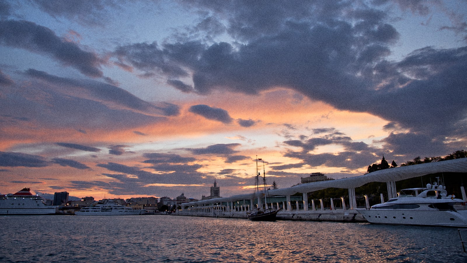 El puerto de Málaga al atardecer
